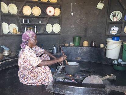 Una mujer de Zimbabue cocina con carbón vegetal en su casa.