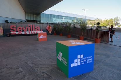 BM Zirvesi'nin başlamasından günler önce Sevilla Sergi ve Kongre Merkezi'ndeki son hazırlıklar. 27 Haziran 2026, Sevilla (Endülüs, İspanya). 4. Birleşmiş Milletler Kalkınma Finansmanı Uluslararası Konferansı, 29 Haziran - 3 Temmuz tarihleri arasında Sevilla'daki FIBES'te düzenlenecek. 27 Haziran 2025 Rocío Ruz / Europa Press 27 Haziran 2025