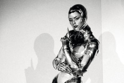 La modelo Claudia Lynx con el 'look' robot de la colección otoño-invierno 1995 de Thierry Mugler.