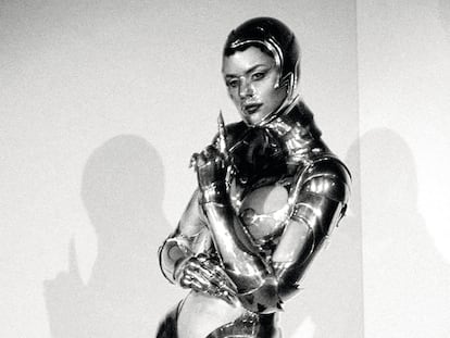 La modelo Claudia Lynx con el 'look' robot de la colección otoño-invierno 1995 de Thierry Mugler.