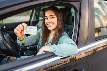 Una conductora muestra su licencia de conducir.