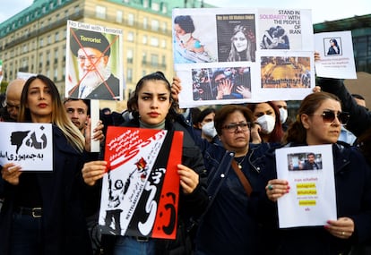 En las calles de Irán no han cejado las marchas en contra del machismo de los ayatolás, pero la protesta se ha internacionalizado. En la imagen, una concentración en Berlín el 23 de septiembre. 