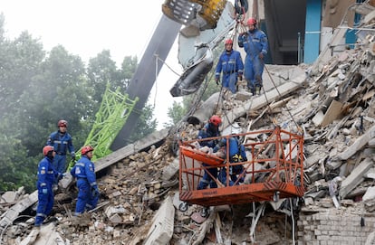 Personal de emergencias rescata el cuerpo entre los escombros de un edificio de apartamentos destruido por la ofensiva rusa, este martes en Kiev.
