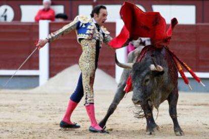 El Cid, durante un pase de muleta, este domingo en Las Ventas.