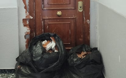 Vista de la puerta del piso en el que se encontraba la fallecida. Las bolsas guardan los ladrillos que tapiaban la entrada.