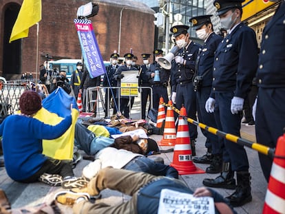 Manifestación frente a la Embajada de Rusia en Tokio, Japón, este jueves.