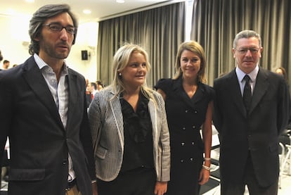 Iñaki Oyarzábal, Mari Mar Blanco, Dolores de Cospedal y Alberto Ruiz-Gallardón, durante la entrega de los Premios Miguel Ángel Blanco.