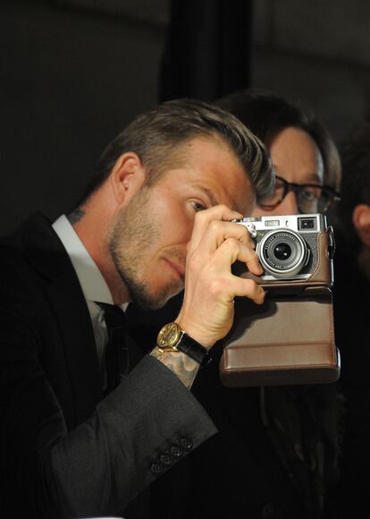 DAVID BECKHAM MUY ATENTO EN EL DESFILE DE SU MUJER