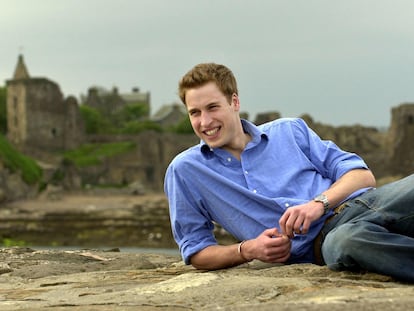 El príncipe Guillermo se relaja en la playa mientras está en la universidad, el 28 de mayo de 2003 en St Andrews (Escocia).