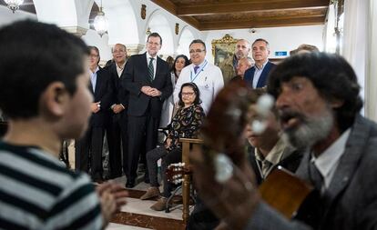 Mariano Rajoy, durante su visita a la residencia de ancianos San Juan de Dios de Sevilla, el pasado 8 de diciembre.