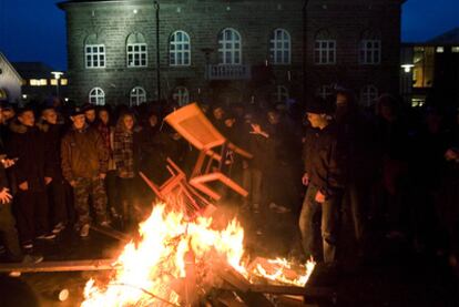 Protestas ante el Parlamento islandés por la crisis económica.