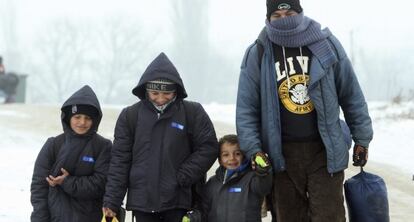 Una familia de refugiados, cerca de la frontera entre Serbia y Macedonia.