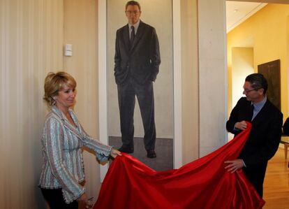 Imagen de 2006 de la presentación del retrato del anterior alcalde de Madrid, Alberto Ruiz-Gallardón, a cargo de la presidenta de la Comunidad, Esperanza Aguirre.