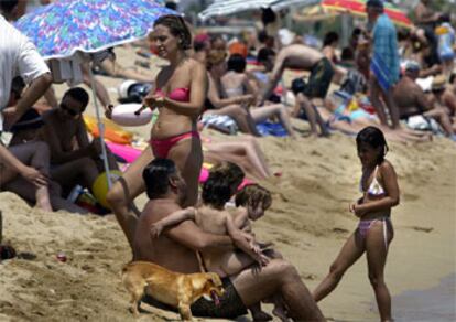 Un grupo de ba?istas se alivian del calor en la playa del Bogatell, en Barcelona.