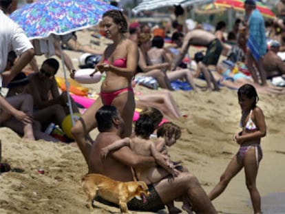 Un grupo de bañistas se alivian del calor en la playa del Bogatell, en Barcelona.