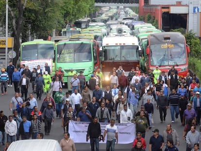 Trabajadores del transporte público este martes al inicio de la huelga.