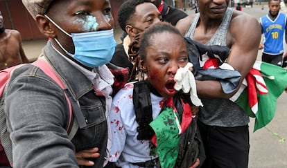 People attend a injured person during the demonstrations to commemorate the first anniversary of the deadly anti -government protests of 2024, which caused a generalized conviction for the use of force by security agencies, this Wednesday in Nairobi.