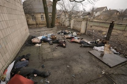 Por ejemplo, los nueve hombres, jóvenes a juzgar por el aspecto de sus cuerpos, que hallaron una muerte atroz en el patio de esta casa. Dos yacían el domingo con las manos atadas a la espalda.