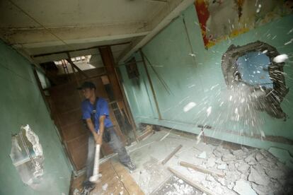 Trabajadores realizan la demolición de infraviviendas en Manila (Filipinas). De acuerdo con el Gobierno local, cerca de cien familias fueron expulsadas de sus casas para darle paso a la ampliación de una carretera.