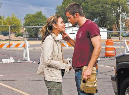 <b>No sin mi mascarilla. Piper Perabo y Chris Pine, ajenos al virus que asola el mundo, en <i>Infectados.</i></b>