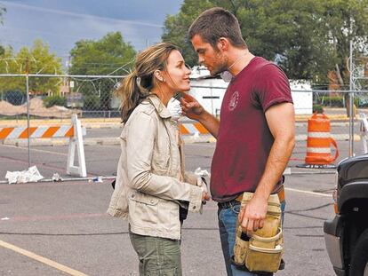 <b>No sin mi mascarilla. Piper Perabo y Chris Pine, ajenos al virus que asola el mundo, en <i>Infectados.</i></b>