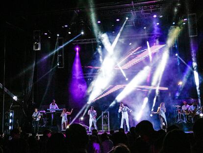 Actuación de una orquesta en la verbena de Pedrosa del Páramo, Burgos, en julio de 2022.