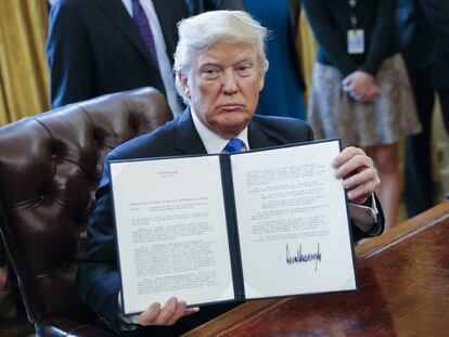 Donald Trump mostra la signatura de dues ordres executives el dimarts.
