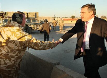 El primer ministro británico, Gordon Brown, saluda a un soldado a su llegada a Bagdad.