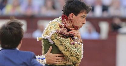 El diestro Jiménez Fortes, tras recibir una cornada en el cuello durante el séptimo festejo de la Feria de San Isidro, en Madrid.