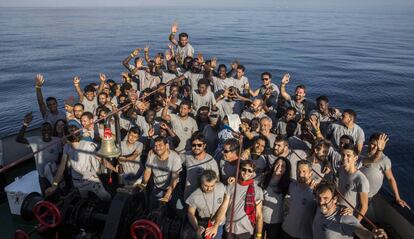 Migrants i tripulants arribant al port de Barcelona.