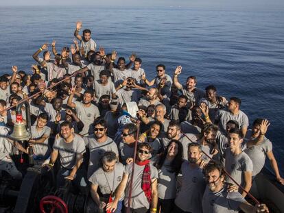 Migrants i tripulants arribant al port de Barcelona.