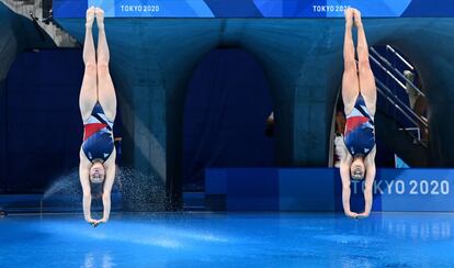 Grace Reid y Katherine Torrance, del Reino Unido, en la final de salto de trampolín sincronizado de 3 metros femenino.