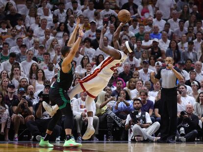 Jimmy Butler lanza a canasta presionado por Grant Williams en el partido de este domingo.