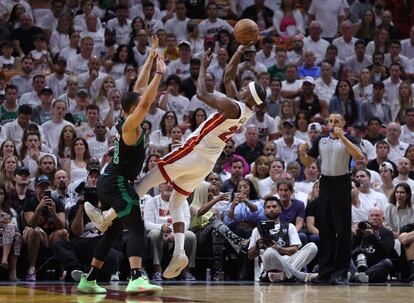 Jimmy Butler lanza a canasta presionado por Grant Williams en el partido de este domingo.