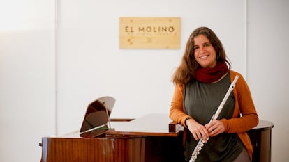 La flautista y compositora Carmen Vela en la escuela de música El Molino en Madrid.