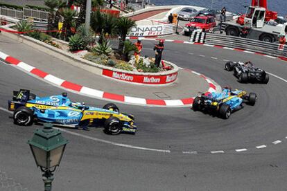 Kimi Raikkonen, perseguido por Fernando Alonso y Giancarlo Fisichella en una de las cerradas curvas del circuito monegasco.