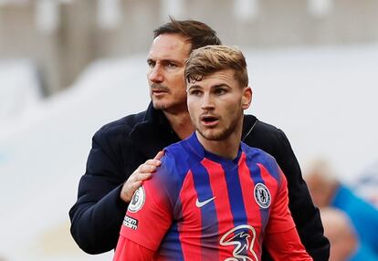 El entrenador del Chelsea, Frank Lampard, y Timo Werner, durante un partido de la Premier ante el Newcastle. / (REUTERS)