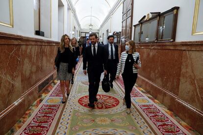 El líder del PP, Pablo Casado, y la portavoz de su partido, Cayetana Álvarez de Toledo, llegan este miércoles al Congreso, donde se debatirá el apoyo de la cámara a la extensión del estado de alarma.