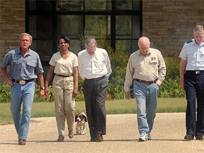 De izquierda a derecha, George W. Bush, Condoleezza Rice, Donald Rumsfeld, Dick Cheney y Richard Myers, ayer, en Crawford (Tejas).
