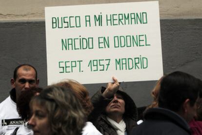 Familiares de niños robados concentrados ante la Audiencia Nacional el pasado 27 de enero.