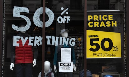 Rebajas en el escaparate de un comercio de Londres.