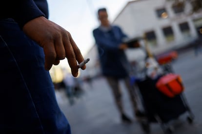 Un hombre fuma en una plaza pública en Ciudad Juárez, el 13 de enero de 2023.