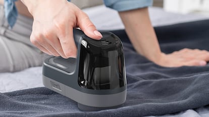 Artículo de EL PAÍS Escaparate que describe las ventajas de uso de un quitapelusas eléctrico potente y rebajado