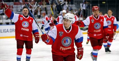 Putin juega un partido de hockey sobre hielo.