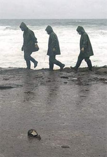 Voluntarios en la playa de Muxía (A Coruña).