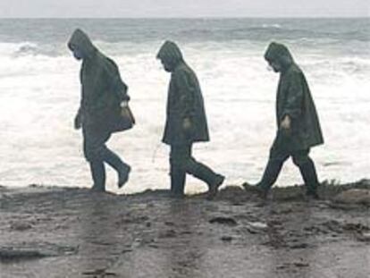 Voluntarios en la playa de Muxía (A Coruña).