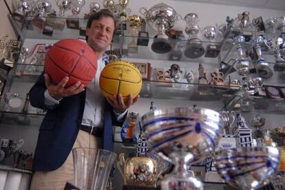 Carlos Lamora, presidente del club, rodeado de trofeos.