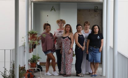 Inquilinas de la calle Salvador Allende afectadas por la venta de vivienda pública. En el centro de la foto María Jesús Almeda.