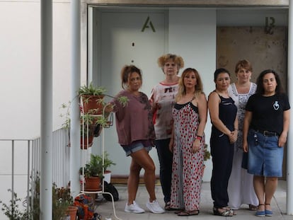 Inquilinas de la calle Salvador Allende afectadas por la venta de vivienda pública. En el centro de la foto María Jesús Almeda.