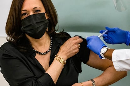 La vicepresidenta electa de Estados Unidos, Kamala Harris, se vacunó este martes en el hospital público de Washington DC. Con este gesto intentó transmitir confianza a la población, ya que “se trata de salvar vidas”, subrayó.